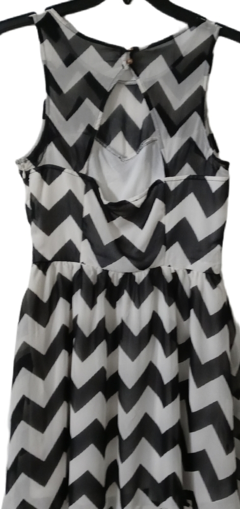 Black and White Chevron Dress-Midi - Picture 2 of 4